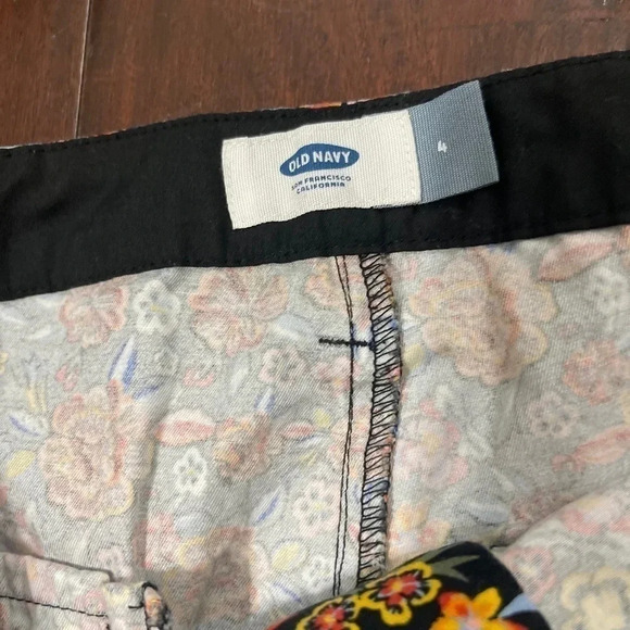 Old Navy Women’s Short‎ Size 4 Floral Design - Picture 2 of 4